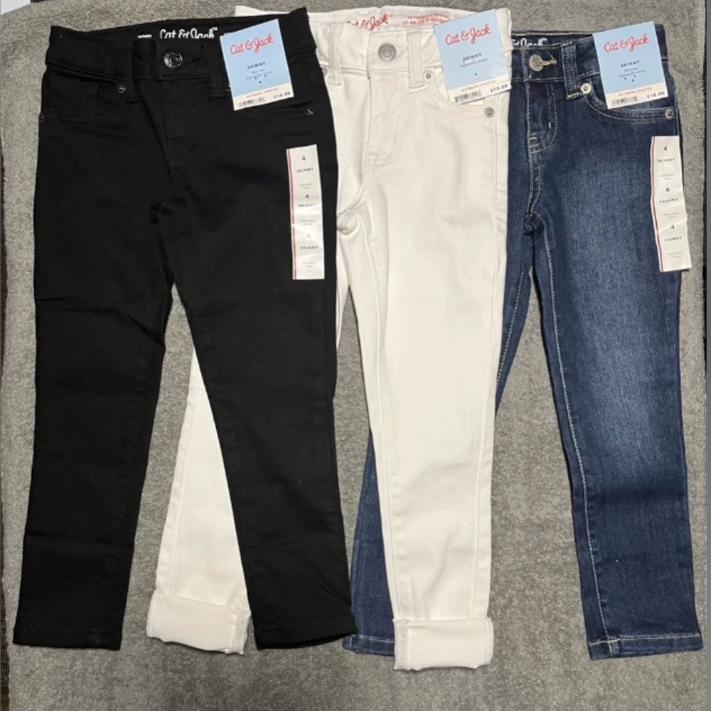 NWT.Color:DENIM.(ONLY FOR 1 PAIR) Brand:Cat and jack Size:4 Toddler girls jeans.